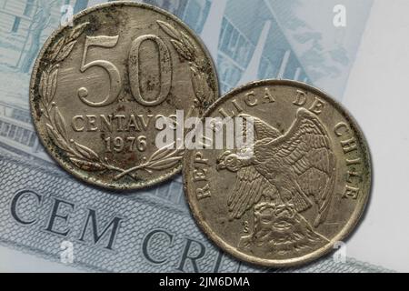 Un gros plan d'une pièce de 50 centavos Chile sur une facture Banque D'Images