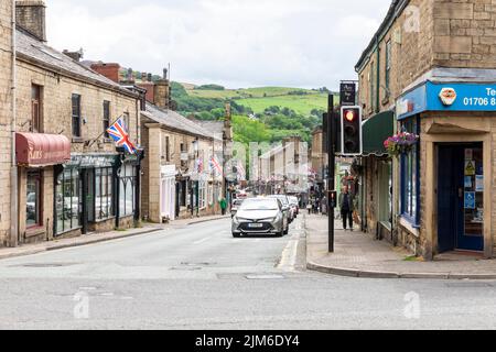 Lancashire village de Ramsbottom, Bridge Street est la rue commerçante mai affichant les drapeaux Union Jack, Angleterre, Royaume-Uni Banque D'Images