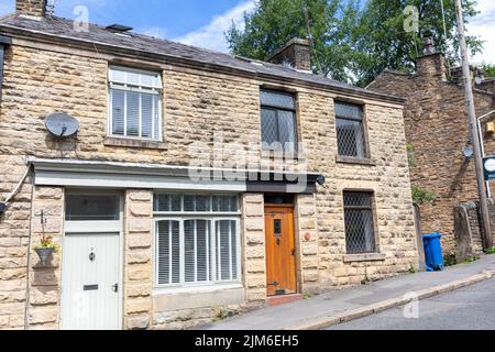 Maisons mitoyennes cottages dans le village Lancashire d'Edgworth le jour ensoleillé, parabole, Angleterre, Royaume-Uni, été 2022 Banque D'Images