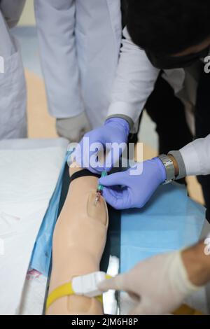 Odessa, Ukraine. 16th novembre 2021. Les étudiants sont vus en train d'effectuer des injections intraveineuses. Mannequin de HAL avec intelligence artificielle pour les soins d'urgence dans une équipe dans diverses conditions avec la capacité d'utiliser de réels équipements de réanimation. (Photo de Viacheslav Onyshchenko/SOPA Images/Sipa USA) crédit: SIPA USA/Alay Live News Banque D'Images