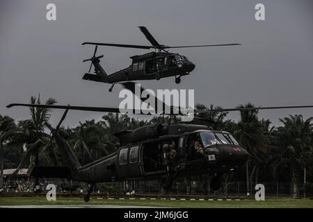 Les pilotes du bataillon d'hélicoptères d'assaut 2-158th atterrissant sur des blocs d'hélicoptères dans un précédent d'entraînement de charge froide, à Baturaja, en Indonésie, au 31 juillet 2022, dans le cadre de l'exercice Super Garuda Shield. Le Super Garuda Shield, qui fait partie de l'opération Pathways et d'un exercice militaire bilatéral annuel de longue date mené entre l'armée américaine et les Forces armées nationales d'Indonésie, renforce les engagements des États-Unis envers nos alliés et nos partenaires régionaux, la préparation conjointe et l'interopérabilité pour combattre et gagner ensemble. #SuperGarudaShield #FreeAndOpenIndoPacific (États-Unis Photo de l'armée par la SPC. Christopher Wilkins, 7th Banque D'Images