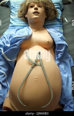 Odessa, Ukraine. 15th avril 2021. Le simulateur de naissance est vu à l'Université médicale nationale d'Odessa. Mannequin de HAL avec intelligence artificielle pour les soins d'urgence dans une équipe dans diverses conditions avec la capacité d'utiliser de réels équipements de réanimation. (Credit image: © Viacheslav Onyshchenko/SOPA Images via ZUMA Press Wire) Banque D'Images