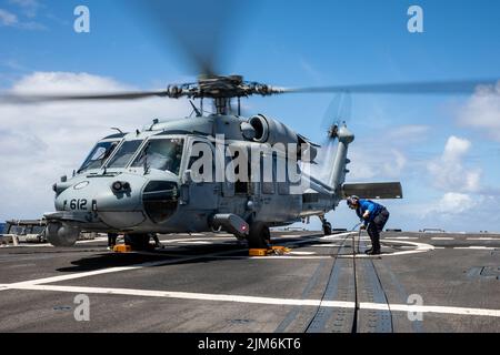 OCÉAN PACIFIQUE (14 juillet 2022) – Aliana Valde, compagnon de classe 2nd de Boatswain, sécurise des chaînes à un hélicoptère MH-60s Sea Hawk sur le pont de vol du destroyer à missiles guidés de classe Arleigh Burke USS William P. Lawrence (DDG 110). William P. Lawrence mène actuellement des opérations de routine dans la flotte américaine 3rd. Faisant partie intégrante de la flotte du Pacifique des États-Unis, la flotte américaine 3rd dirige les forces navales de l'Indo-Pacifique et fournit la formation réaliste et pertinente nécessaire pour exécuter parfaitement le rôle de notre Marine dans toute la gamme des opérations militaires, des opérations de combat à l'aide humanitaire et aux autres Banque D'Images