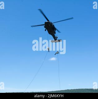 Soldats de la Compagnie du quartier général et du quartier général, 1st Bataillon, 110th Infantry Regiment, 2nd Infantry Brigade combat Team, rappel d'un UH-60 Black Hawk pendant l'entraînement de rappel à fort Indiantown Gap, Pennsylvanie, on 3 août 2022. Les soldats ont coordonné avec leur maître de rappel avant le saut (photo de l'armée américaine par le Sgt. 1st classe Matthew Keeler) Banque D'Images