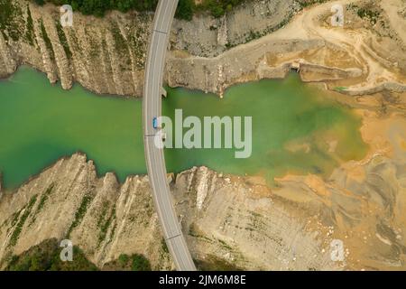 Vue aérienne du réservoir de la Llosa del Cavall avec peu d'eau pendant la sécheresse estivale de 2022 (Vall de Lord, Solsonès, Lleida, Catalogne, Espagne) Banque D'Images