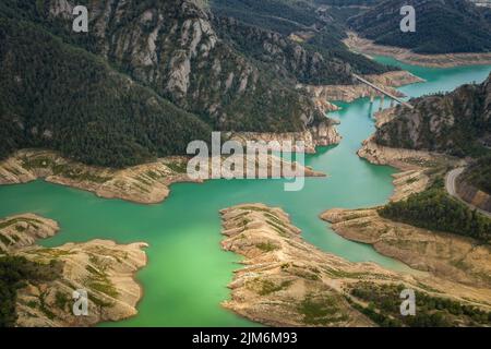 Vue aérienne du réservoir de la Llosa del Cavall avec peu d'eau pendant la sécheresse estivale de 2022 (Vall de Lord, Solsonès, Lleida, Catalogne, Espagne) Banque D'Images