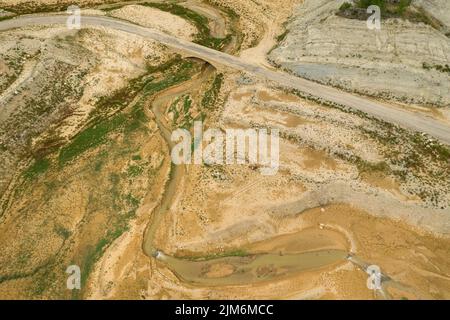 Vue aérienne du réservoir de la Llosa del Cavall avec peu d'eau pendant la sécheresse estivale de 2022 (Vall de Lord, Solsonès, Lleida, Catalogne, Espagne) Banque D'Images