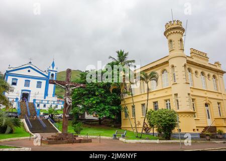 Sao Paulo, Brésil : façade de bâtiments historiques de l'île d'Ilhabela. Église, prison et forum Banque D'Images