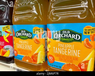 Grovetown, GA USA - 05 01 22: Magasin de détail étagère Old Orchard tangerine boisson pour enfants Banque D'Images