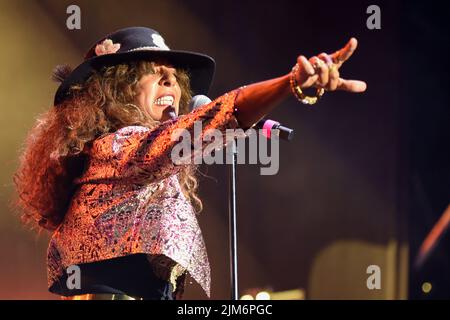 Sitges, Espagne. 04th août 2022. Le chanteur espagnol Rosario Flores se produit en direct aux Jardins de Terramar à Sitges (Barcelone). La chanteuse espagnole Rosario Flores se produit dans les Jardins de Terramar à Sitges (Barcelone) avant 2000 personnes et chante les thèmes les plus remarquables de son dernier album intitulé 'Té lo digo todo y no te digo na'. De même, l'interprète populaire, vainqueur de 2 Latin Gramys, a également offert à son auditoire les plus importants succès de sa carrière d'enregistrement. Crédit : SOPA Images Limited/Alamy Live News Banque D'Images