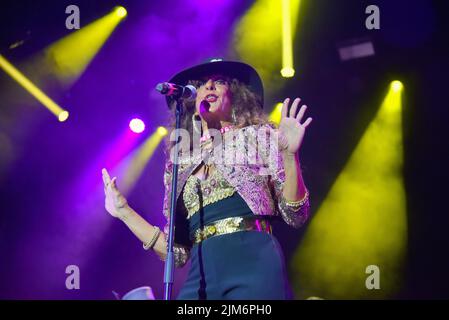 Sitges, Espagne. 04th août 2022. Le chanteur espagnol Rosario Flores se produit en direct aux Jardins de Terramar à Sitges (Barcelone). La chanteuse espagnole Rosario Flores se produit dans les Jardins de Terramar à Sitges (Barcelone) avant 2000 personnes et chante les thèmes les plus remarquables de son dernier album intitulé 'Té lo digo todo y no te digo na'. De même, l'interprète populaire, vainqueur de 2 Latin Gramys, a également offert à son auditoire les plus importants succès de sa carrière d'enregistrement. Crédit : SOPA Images Limited/Alamy Live News Banque D'Images