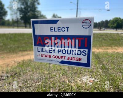 Augusta, GA États-Unis - 04 29 22: Géorgie panneau d'élection locale élu Ashanti Lilley Ponds signe vue latérale Banque D'Images