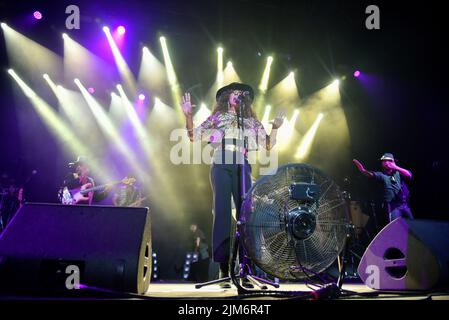 Sitges, Espagne. 04th août 2022. Le chanteur espagnol Rosario Flores se produit en direct aux Jardins de Terramar à Sitges (Barcelone). La chanteuse espagnole Rosario Flores se produit dans les Jardins de Terramar à Sitges (Barcelone) avant 2000 personnes et chante les thèmes les plus remarquables de son dernier album intitulé 'Té lo digo todo y no te digo na'. De même, l'interprète populaire, vainqueur de 2 Latin Gramys, a également offert à son auditoire les plus importants succès de sa carrière d'enregistrement. (Photo de Ramon Costa/SOPA Images/Sipa USA) crédit: SIPA USA/Alay Live News Banque D'Images