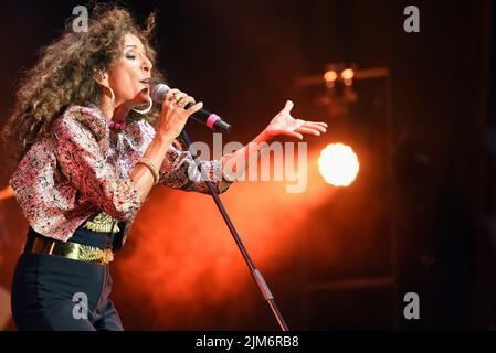 Sitges, Espagne. 04th août 2022. Le chanteur espagnol Rosario Flores se produit en direct aux Jardins de Terramar à Sitges (Barcelone). La chanteuse espagnole Rosario Flores se produit dans les Jardins de Terramar à Sitges (Barcelone) avant 2000 personnes et chante les thèmes les plus remarquables de son dernier album intitulé 'Té lo digo todo y no te digo na'. De même, l'interprète populaire, vainqueur de 2 Latin Gramys, a également offert à son auditoire les plus importants succès de sa carrière d'enregistrement. (Photo de Ramon Costa/SOPA Images/Sipa USA) crédit: SIPA USA/Alay Live News Banque D'Images