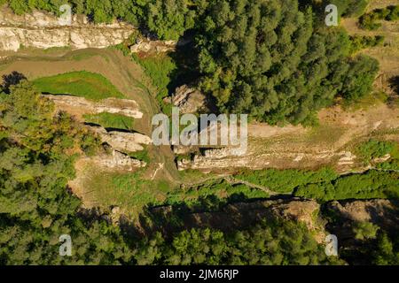 Vue aérienne du réservoir de la Baells à l'est près de Vilada complètement sec pendant la sécheresse estivale de 2022 (Berguedà, Barcelone, Catalo Banque D'Images