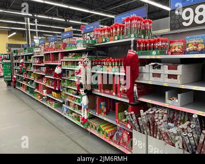 Augusta, GA USA - 11 28 21 : allée à thème de l'intérieur de l'épicerie Walmart pour les fêtes Banque D'Images