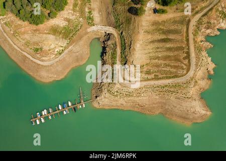 Vue aérienne du réservoir de la Baells dans la région de Molí del Cavaller pendant la sécheresse estivale de 2022 (Berguedà, Barcelone, Catalogne, Espagne) Banque D'Images