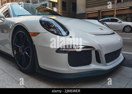 Un gros plan d'une toute nouvelle voiture de luxe Porsche 911 GT3 2022 Banque D'Images