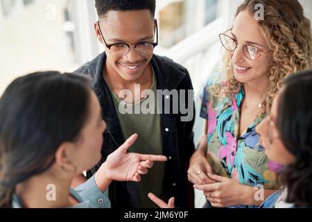 Faire rebondir les idées innovantes les unes sur les autres. Photo en grand angle d'un groupe d'hommes d'affaires ayant une discussion dans un bureau. Banque D'Images