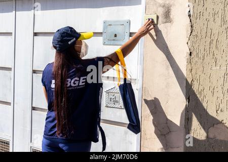 Marilia, Brésil, 01 août 2022. Preneur de recensement à la porte d'une maison pour recueillir des données du recensement de 2022 dans la ville de Marília. Travailleurs du recensement de l'Institut brésilien de géographie et de statistique, IBGE Banque D'Images