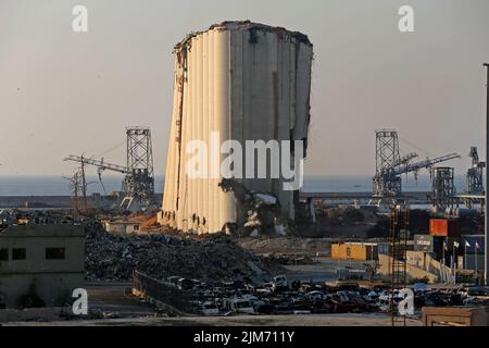 Beyrouth, le 3 août. 4th août 2020. La photo montre une vue du port de Beyrouth, Liban, le 3 août 2022, deux ans après les explosions du port de Beyrouth qui se sont produites le 4 août 2020. POUR ALLER AVEC "Feature: Le temps peine guérit les blessures des familles des victimes des explosions portuaires de Beyrouth" crédit: Bilal Jawich/Xinhua/Alay Live News Banque D'Images