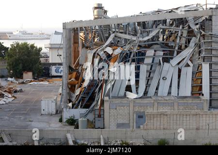 Beyrouth, le 3 août. 4th août 2020. La photo montre une vue du port de Beyrouth, Liban, le 3 août 2022, deux ans après les explosions du port de Beyrouth qui se sont produites le 4 août 2020. POUR ALLER AVEC "Feature: Le temps peine guérit les blessures des familles des victimes des explosions portuaires de Beyrouth" crédit: Bilal Jawich/Xinhua/Alay Live News Banque D'Images