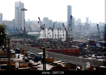 Beyrouth, le 3 août. 4th août 2020. La photo montre une vue du port de Beyrouth, Liban, le 3 août 2022, deux ans après les explosions du port de Beyrouth qui se sont produites le 4 août 2020. POUR ALLER AVEC "Feature: Le temps peine guérit les blessures des familles des victimes des explosions portuaires de Beyrouth" crédit: Bilal Jawich/Xinhua/Alay Live News Banque D'Images