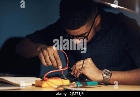 Le meilleur talent dans le domaine de la réparation technique. Un jeune technicien répare le matériel informatique. Banque D'Images