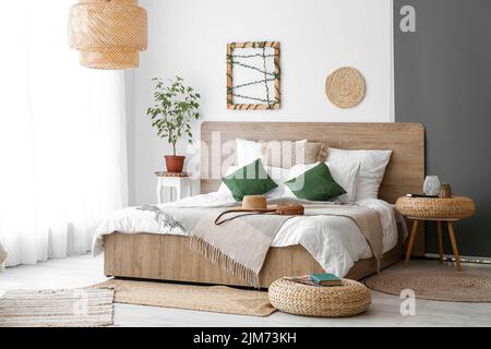 Intérieur d'une chambre confortable avec poufs en rotin et accessoires Banque D'Images