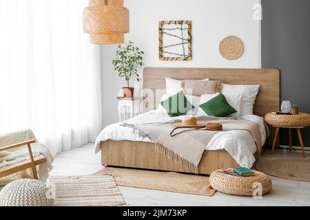 Intérieur d'une chambre confortable avec poufs en rotin et accessoires Banque D'Images