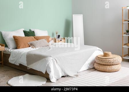 Intérieur d'une chambre confortable avec poufs en rotin et miroir Banque D'Images
