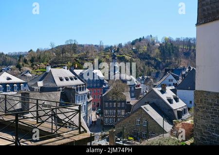 Monschau, un petit endroit dans la belle région appelée Eifel, vue sur les petites rues et les bâtiments anciens décorés, lieu touristique Banque D'Images