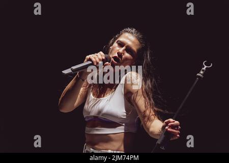 3 août 2022, Bassano del Grappa, Italie: ELISA - Retour au futur circuit en direct - Bassano del Grappa. La chanteuse italienne Elisa se produit à Bassano del Grappa, avec sa tournée « Retour au futur », dédiée à la protection de l'environnement. (Credit image: © Mimmo Lamacchia/Pacific Press via ZUMA Press Wire) Banque D'Images