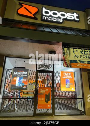 Grovetown, GA USA - 04 29 22: Boost Mobile Retail store front at night illuminé panneau Banque D'Images