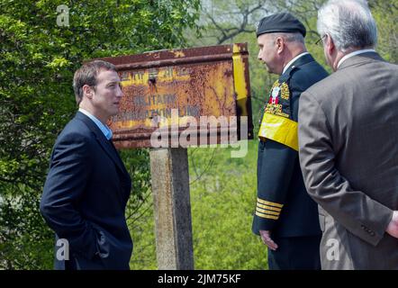 2 mai 2007-Paju, politicien sud-coréen et canadien Peter Mackay visite le village de la trêve Panmunjom près de la zone démilitarisée à Paju, en Corée du Sud. Peter Mackay était avocat et politicien canadien. Il a été député de 1997 à 2015 et a été ministre de la Justice et procureur général (2013-2015), ministre de la Défense nationale (2007-2013) et ministre des Affaires étrangères (2006-2007) au Cabinet du Canada sous la direction du Premier ministre Stephen Harper. MacKay était le dernier chef du Parti progressiste-conservateur du Canada (Parti PC) et il a accepté de fusionner le parti avec l'Allianc canadien de Stephen Harper Banque D'Images