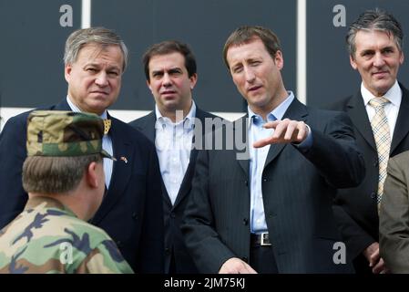2 mai 2007-Paju, politicien sud-coréen et canadien Peter Mackay visite le village de la trêve Panmunjom près de la zone démilitarisée à Paju, en Corée du Sud. Peter Mackay était avocat et politicien canadien. Il a été député de 1997 à 2015 et a été ministre de la Justice et procureur général (2013-2015), ministre de la Défense nationale (2007-2013) et ministre des Affaires étrangères (2006-2007) au Cabinet du Canada sous la direction du Premier ministre Stephen Harper. MacKay était le dernier chef du Parti progressiste-conservateur du Canada (Parti PC) et il a accepté de fusionner le parti avec l'Allianc canadien de Stephen Harper Banque D'Images