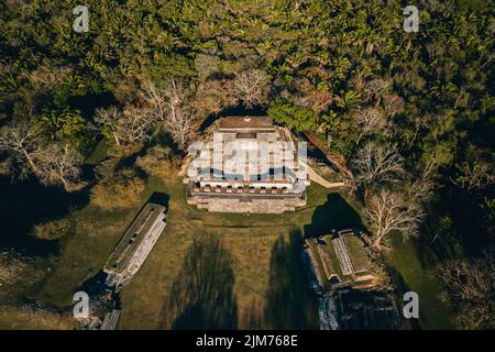 Un Drone aérien du site archéologique d'Altun Ha à BelizeCountry en Amérique centrale avec des arbres forestiers Banque D'Images