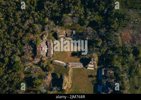 Un Drone aérien du site archéologique d'Altun Ha à BelizeCountry en Amérique centrale avec des arbres forestiers Banque D'Images