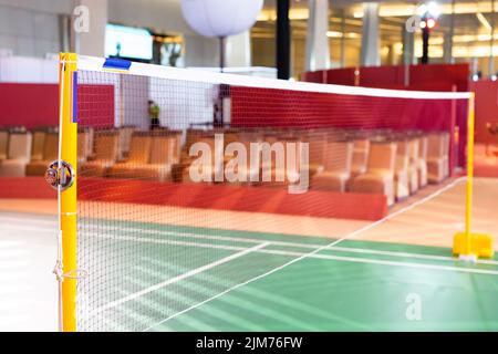 Filet de badminton gros plan d'un utilisé sur le terrain avec un arrière-plan flou dans le stade sportif. Banque D'Images