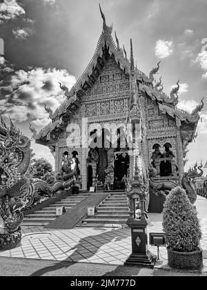 Un cliché vertical en niveaux de gris de l'entrée du temple bouddhiste de Wat Lok Moli à Chiang Mai, en Thaïlande avec un ciel nuageux Banque D'Images