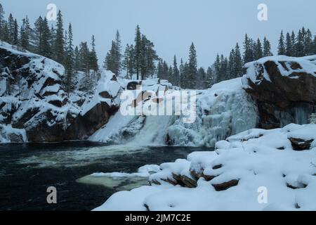 Cascade de Hyttfossen sur la rivière Gaula en hiver. Paysage enneigé du centre de la Norvège. Site touristique sur le chemin de Roros. Banque D'Images