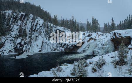 Cascade de Hyttfossen sur la rivière Gaula en hiver. Paysage enneigé du centre de la Norvège. Site touristique sur le chemin de Roros. Banque D'Images