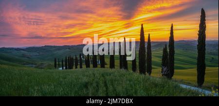 Un coucher de soleil spectaculaire sur Crete Senesi - Toscane - Italie Banque D'Images