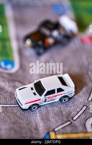 Vue verticale en haut des modèles réduits de voitures Mattel Hot Wheels, dont Audi Quattro sur une piste de jeu Banque D'Images