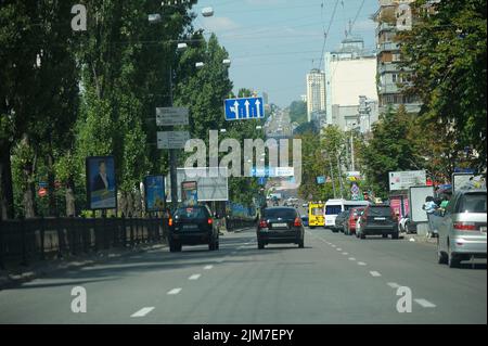 Vue sur les voitures de l'avenue Taras Shevchenko en voiture, arbres dans le parc de la ville. 30 août 2019. Kiev, Ukraine Banque D'Images