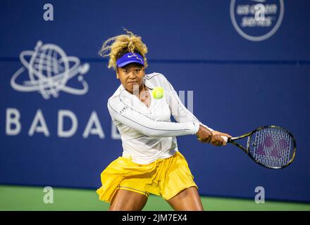 04 août 2022 San José, CA Etats-Unis : Naomi Osaka retourne un service de Gauff pendant la deuxième séance de soirée du Mubadala Silicon Valley Classic entre Naomi Osaka (JPN) vs Coco Gauff (Etats-Unis) à l'Université d'Etat de San José (Californie) James/CSM Banque D'Images