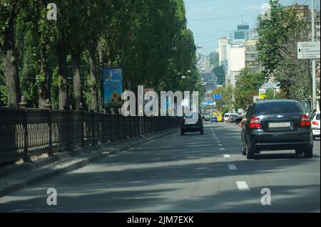 Vue sur les voitures de l'avenue Taras Shevchenko en voiture, arbres dans le parc de la ville. 30 août 2019. Kiev, Ukraine Banque D'Images