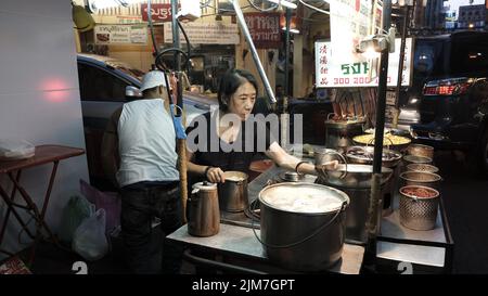 Chinese Thai Lady Vente faite à partir de zéro hot pot nourriture dans Chinatown Bangkok Thaïlande Banque D'Images