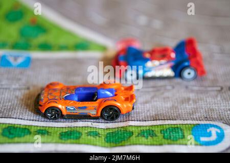 Une vue de Mattel Hot Wheels futuriste modèles de voitures sur un tapis de route de jeu Banque D'Images