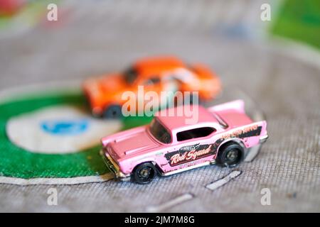 Une vue de Mattel Hot Wheels futuriste modèles de voitures sur un tapis de route de jeu Banque D'Images